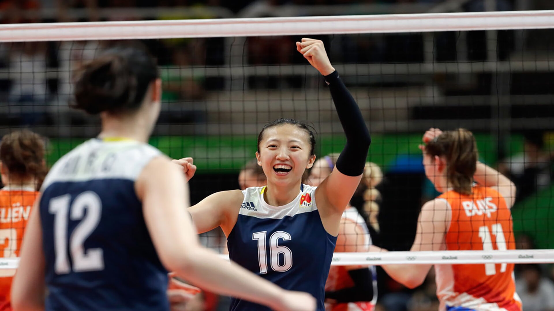 五连胜领跑难掩危机，梅西神勇与巴萨帅位摇摇欲坠的悖论，五连胜领跑难掩危机，梅西神勇与巴萨帅位摇摇欲坠的悖论